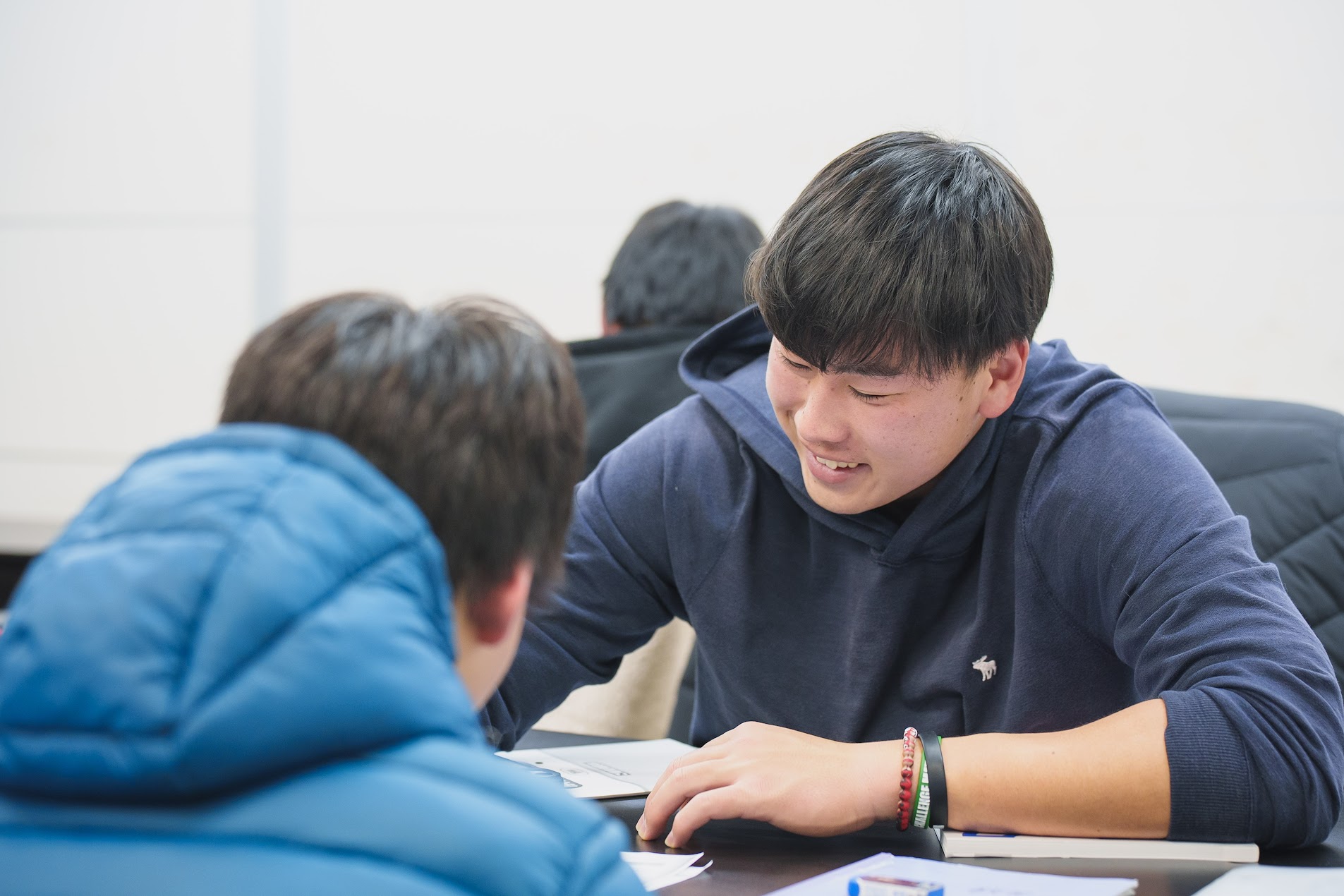 生徒同士が笑い合いながら学習している様子